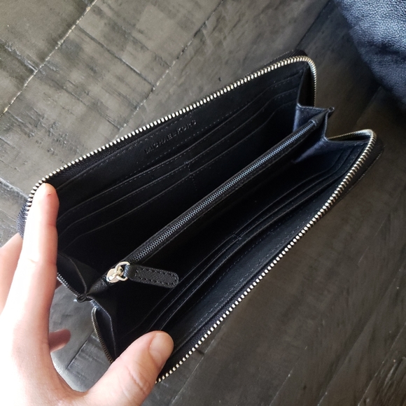 *SOLD* Michael Kors tote & wallet - Picture 6 of 6